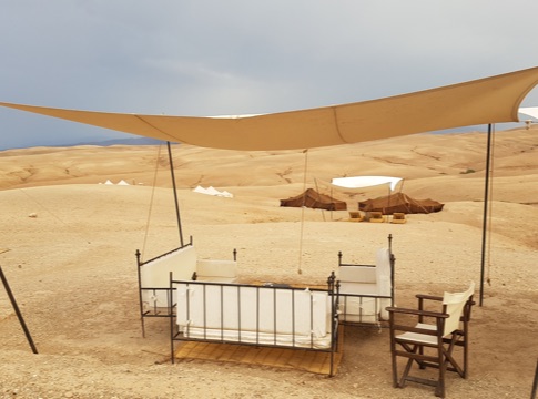 Salon extérieur avec chaise, banquettes dans le désert lors d'un séminaire entreprise avec Oleis Travel Events