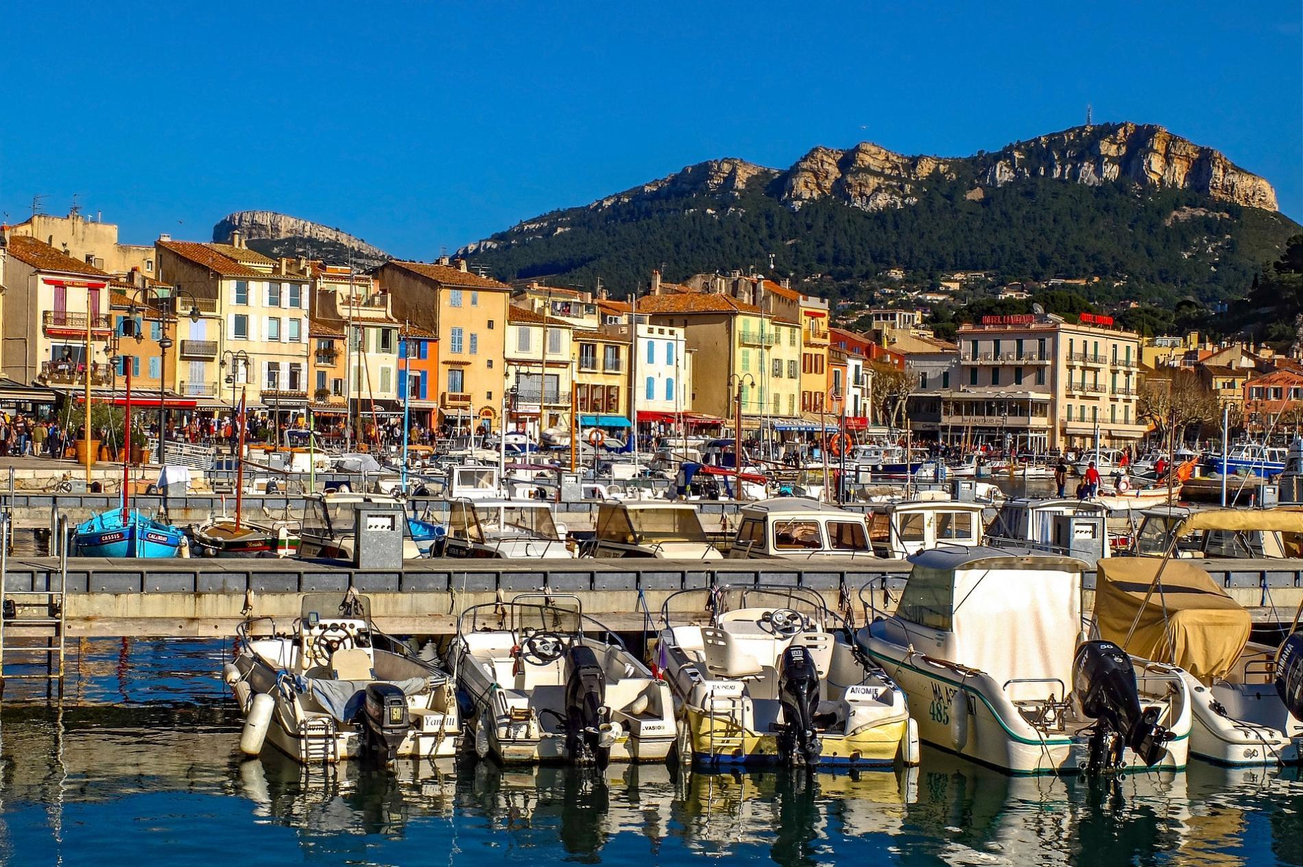 CHARMING DETAILS OF CASSIS
